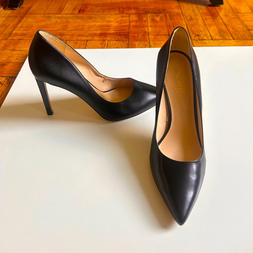 Sleek black leather pumps *LIKE NEW*